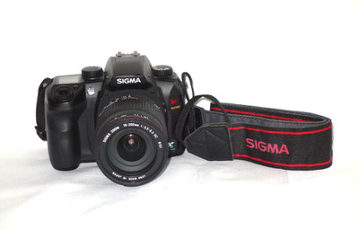 Sigma SD-14 Kamera mit Sigma Zoom 18-200/3,5-6,3 DC Objektiv.  #3332