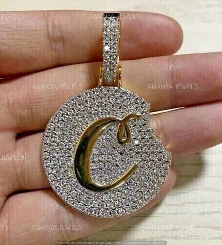 Colgante medallón de diamantes redondo de 2,00 quilates enchapado en oro amarillo de 14 quilates Foto 2 de 4