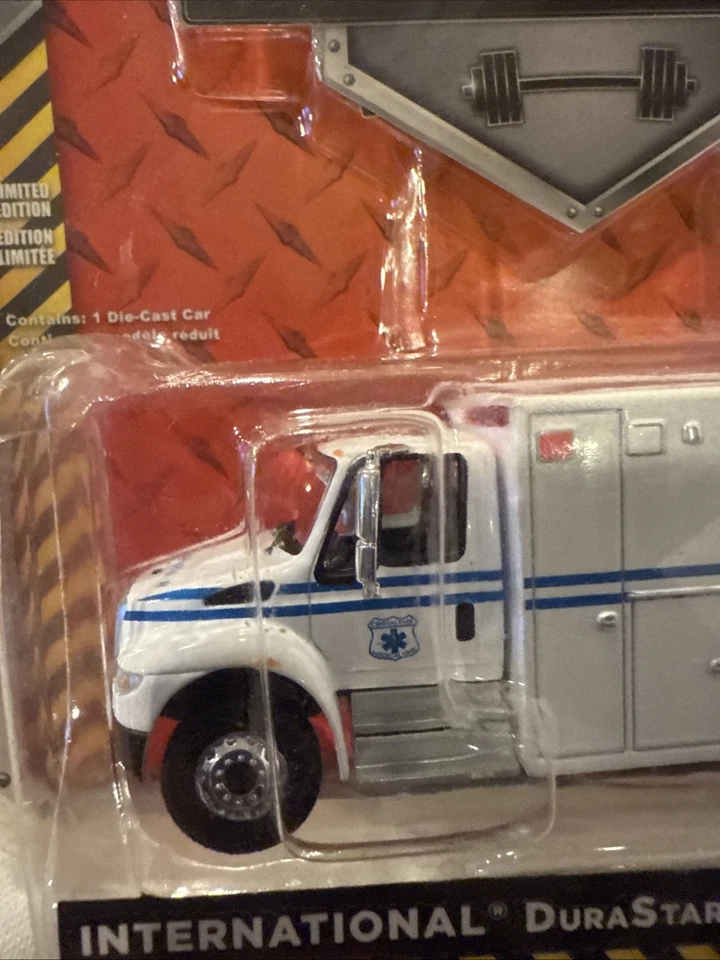 Greenlight 1:64 International Durastar New York City Central Park Med Ambulance - Image 3 of 4