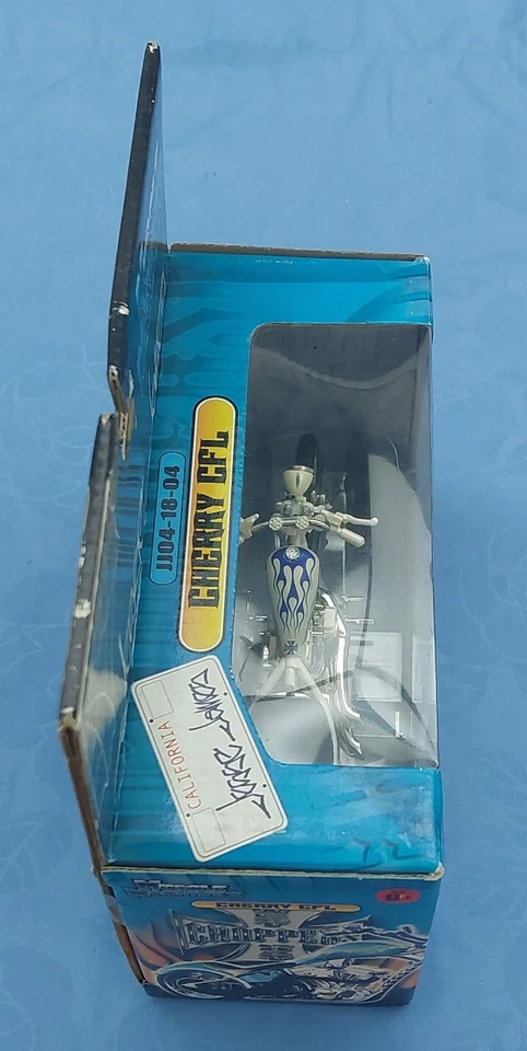 JESSIE JAMES CHERRY CFL DIE-CAST MOTORCYCLE 1:18 SCALE MUSCLE MACHINES NEW N BOX - Image 4 of 4