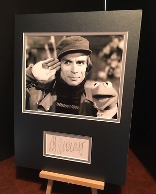 RUDOLF NURYEV mit Kermit dem Frosch original authentisch signiert 16x12 Display COA CAv