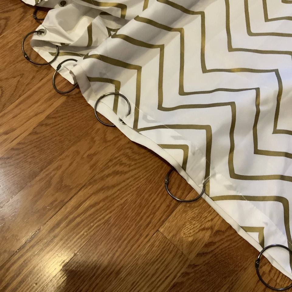 Cortina de ducha y forro Inter Design con ganchos de ducha Chevron dorado blanco Foto 4 de 4