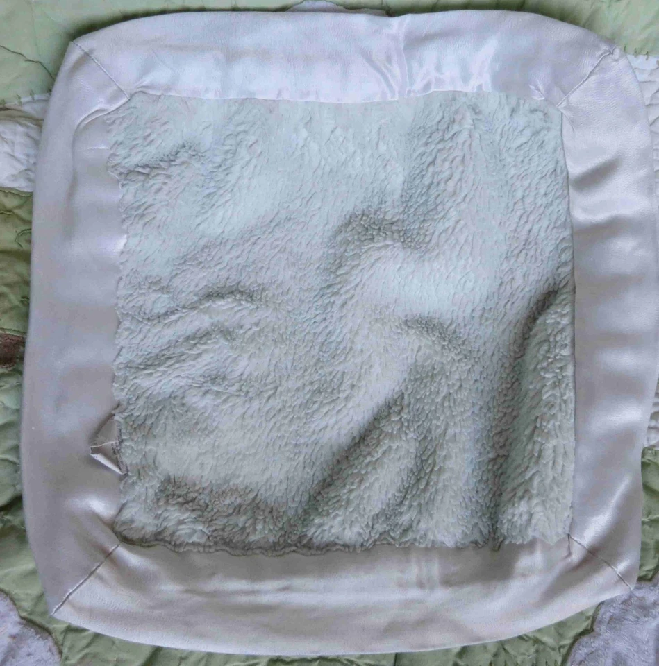 Manta de seguridad Little Giraffe Baby azul esponjosa con borde satinado blanco sobre la marcha en muy buena condición Foto 3 de 3