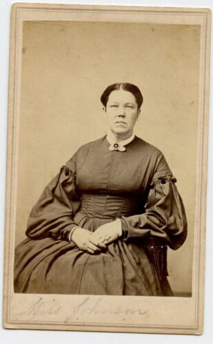 Woman with brooch - Miss Johnson , Vintage CDV Photo by Fennigar, Middletown CT - Afbeelding 1 van 2