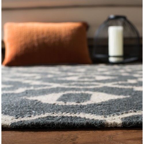 SAFAVIEH Dhurries DHU205C Handwoven Charcoal / Ivory Rug - Picture 6 of 15