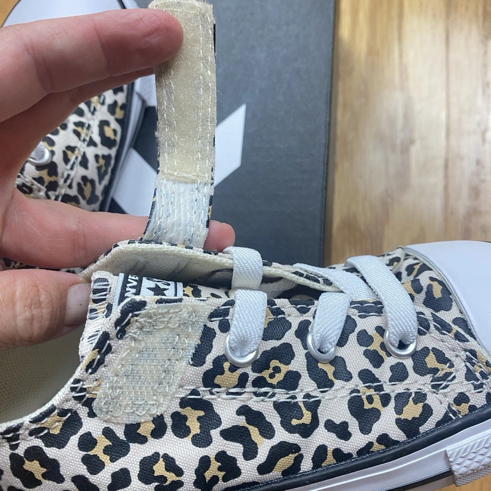 Zapatillas deportivas Converse para niñas pequeñas con estampado de leopardo 766298F talla 9 Foto 4 de 4