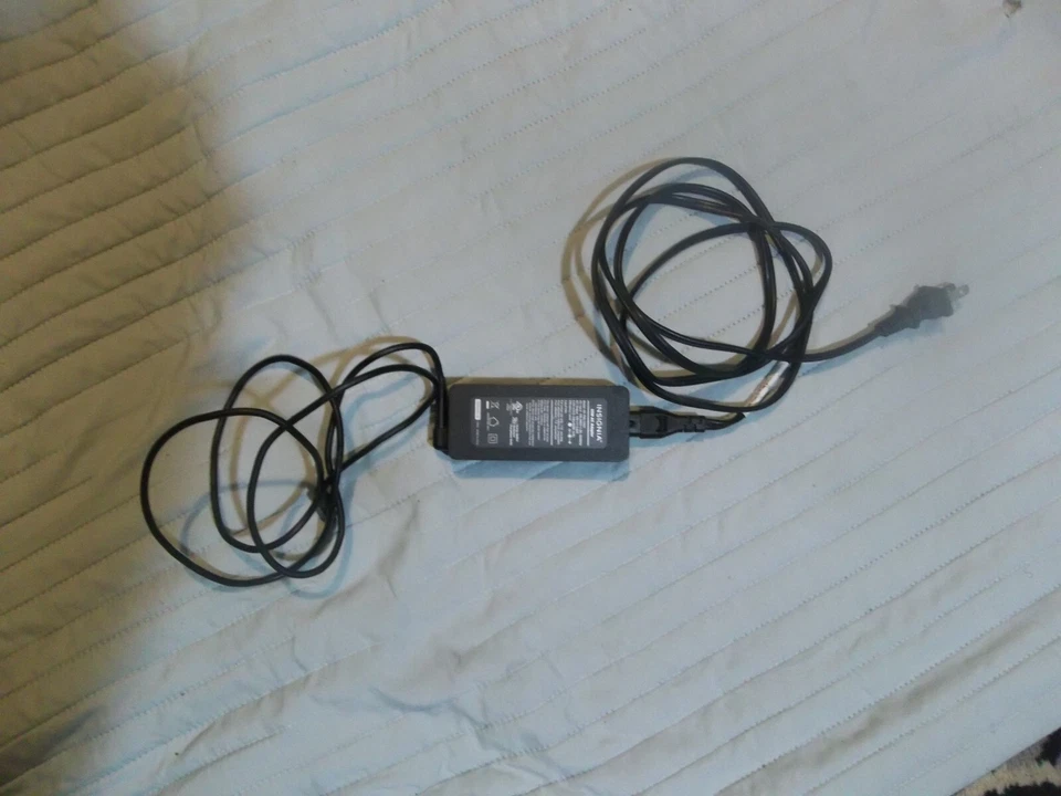 Universal Insignia 65W Ultrabook Charger AC Power Adapter NS-PWLC663 - Image 4 of 4