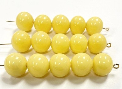 24 VINTAGE CHERRY BRAND GLASS PALE YELLOW 13mm. TO 14mm. ROUND LOOSE BEADS 4616