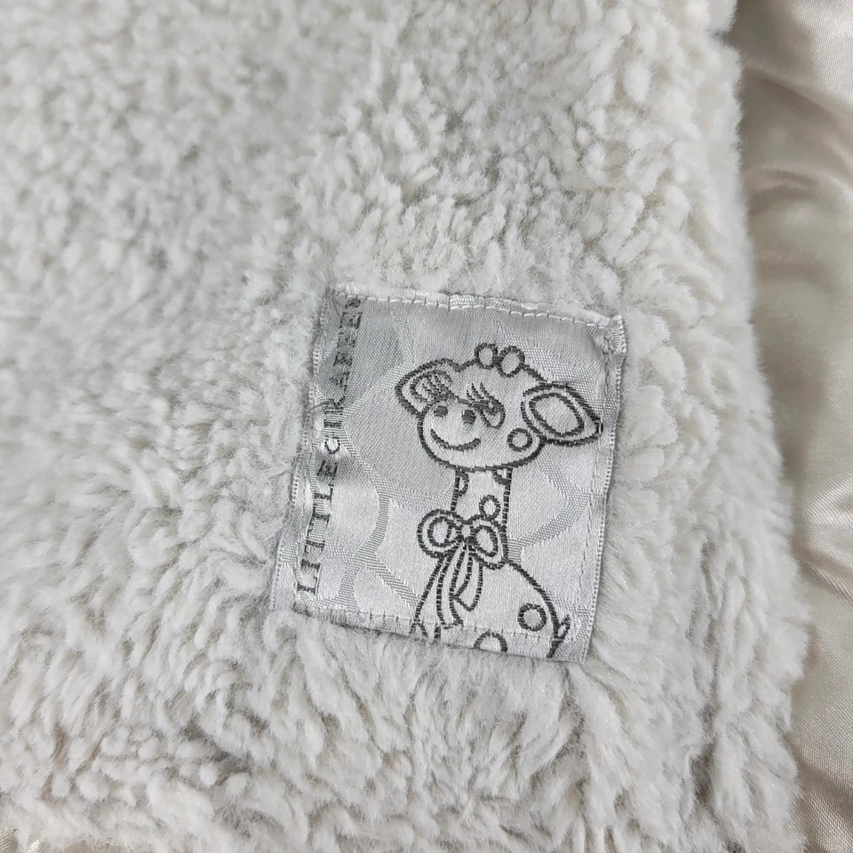 Manta de bebé Little Giraffe Luxe de piel sintética blanca Foto 4 de 4