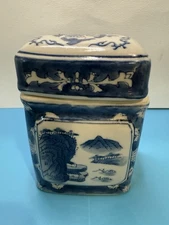 Vintage Chinoiserie Blue And White Porcelain Lidded Ginger Jar H 5” W 3.5”