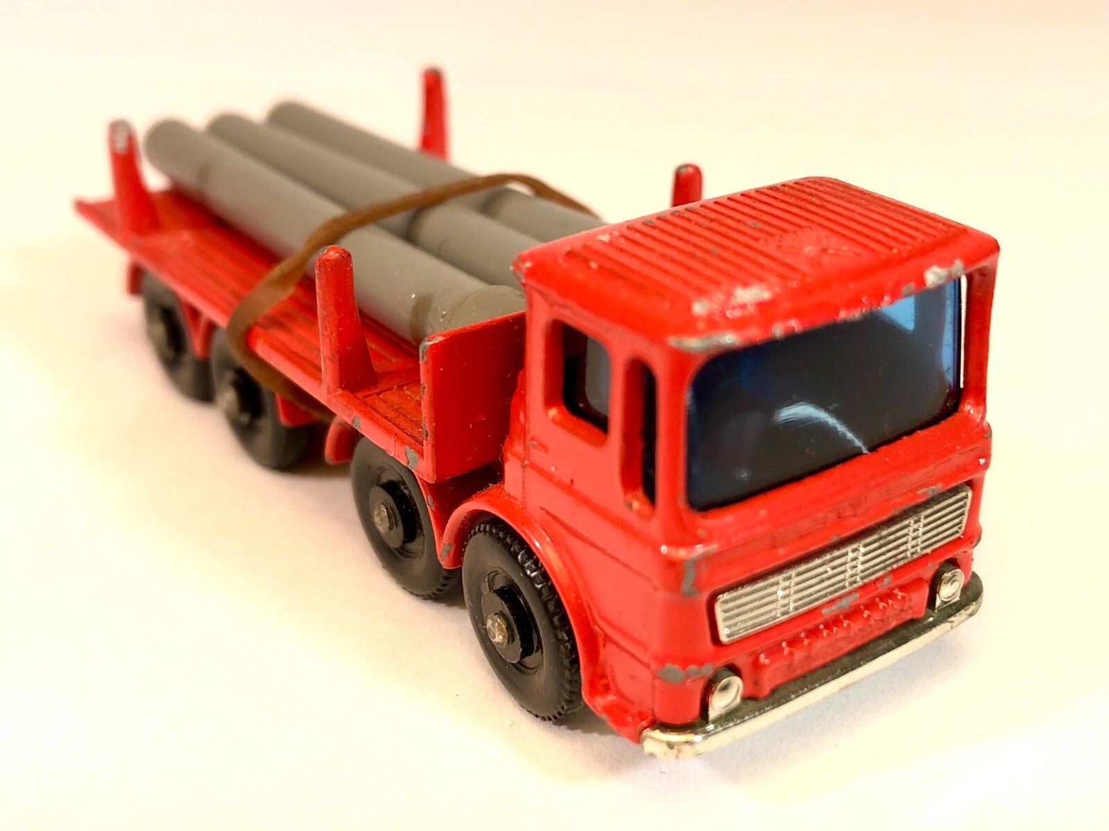 Matchbox 10d, Leyland Pipe Truck - Free Price Guide & Review VTG Lesney Matchbox #10 Pipe Truck with original box, loose pipes included 1960s main image 1