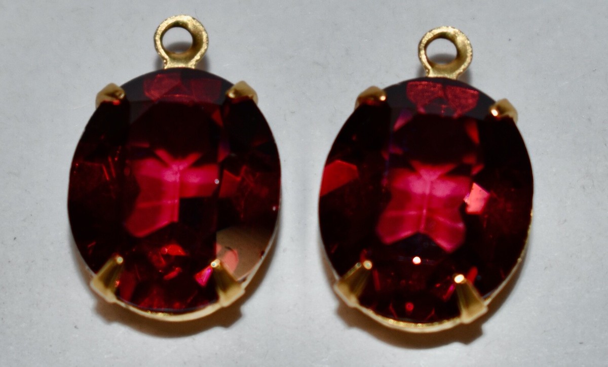 VINTAGE 2 FACETED GLASS OVAL PENDANT BEADS BRASS • 12x10mm RUBY