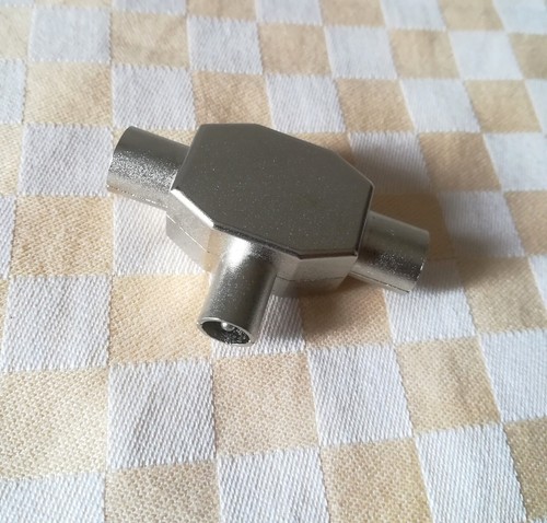 Adattatore splitter in metallo per cavo coassiale antenna TV a 3 uscite - Foto 2 di 3