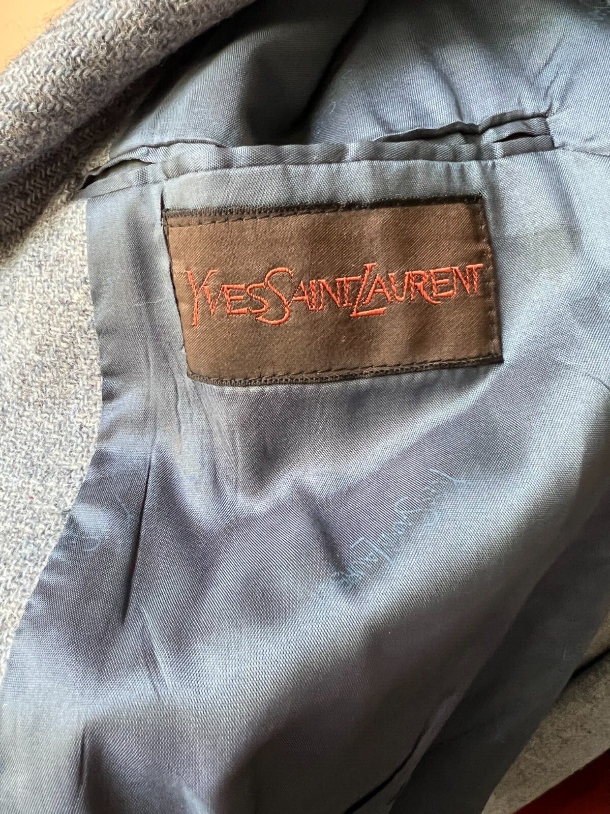 Giacca vintage grigia in lana Yves Saint Laurent con bottoni a gambo