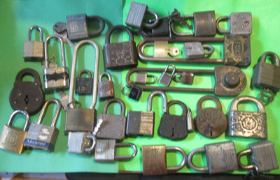 lot of 34 VTG PADLOCK SOME WITH KEYS SOME WITH RUST LOTS OF RUST SOME NEED LOVE