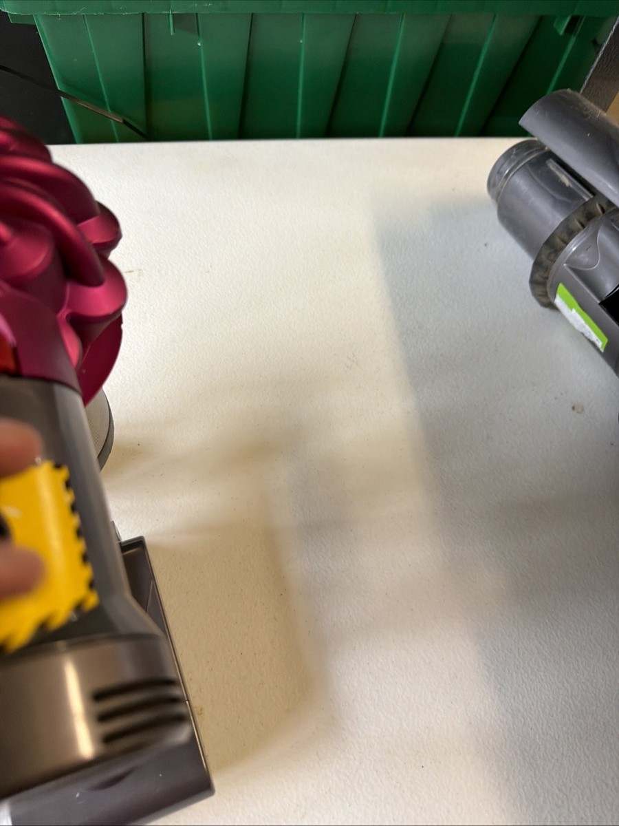 Dyson V7 (SV11) Motorhead Cordless Stick Vacuum Cleaner Working