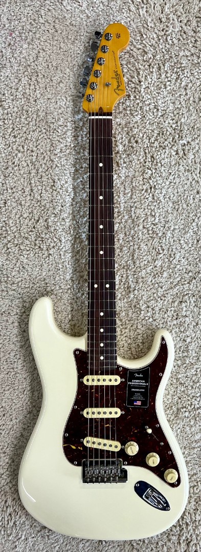 Гитара Fender American Professional II Stratocaster в олимпийском белом цвете с футляром 302990₽