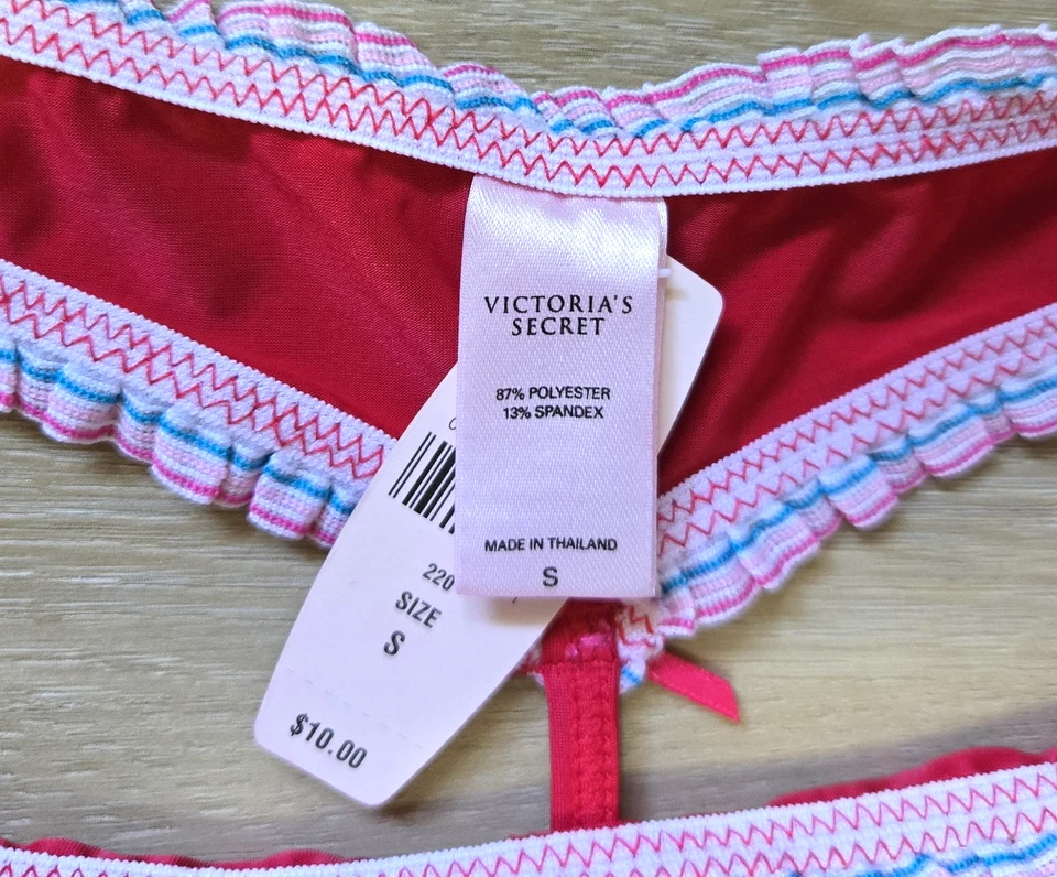 NUEVO CON ETIQUETAS Bragas Vintage Victoria's Secret Rojo Sedoso Suave Volantes Tanga en V Arcos S Foto 3 de 3