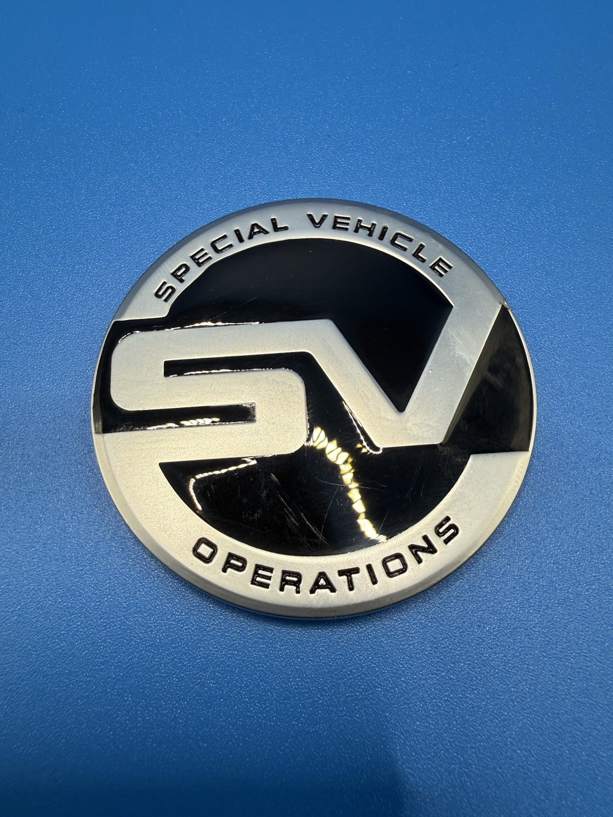 Insigne Jaguar SVR LR066554 d'occasion pour remplacer un logo de calandre volé ou usé