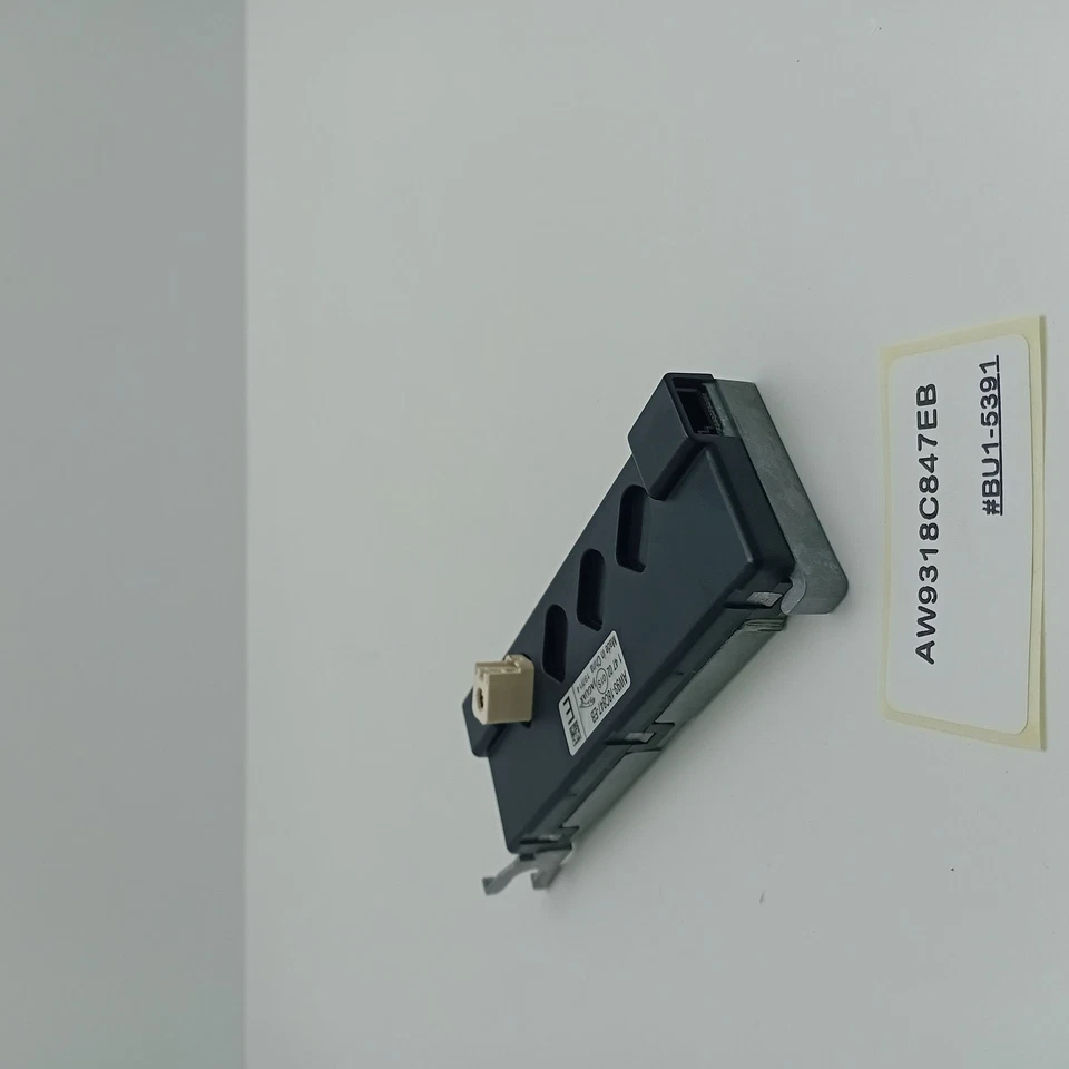 Amplificador de antena Jaguar XJ 2010-2013 AW9318C847EB Foto 4 de 4