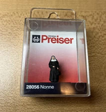 Preiser HO Scale #28019 Nun  *NEW*