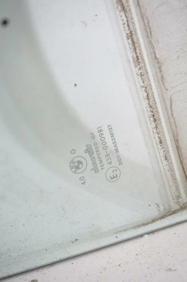 Vidrio puerta trasera izquierda del lado del conductor 88-91 318i 325i 325ix OEM BMW E30 sedán Foto 4 de 4