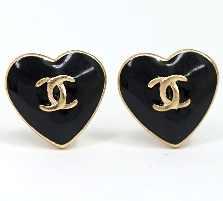 可愛い【CHANEL】シンプル ブラックハート CCマーク CHANEL CC Logos Black Heart Stud Earrings Gold Tone 04A Auth