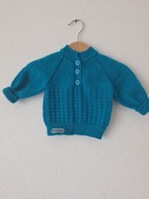 Handgestrickter Pullover für Babys. Neu.