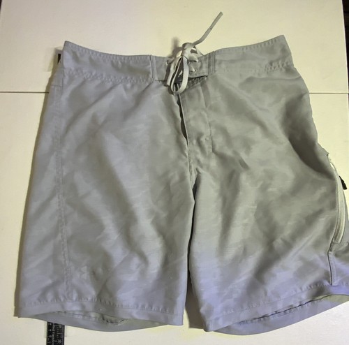 Mens size 32 Under Armour golf shorts 