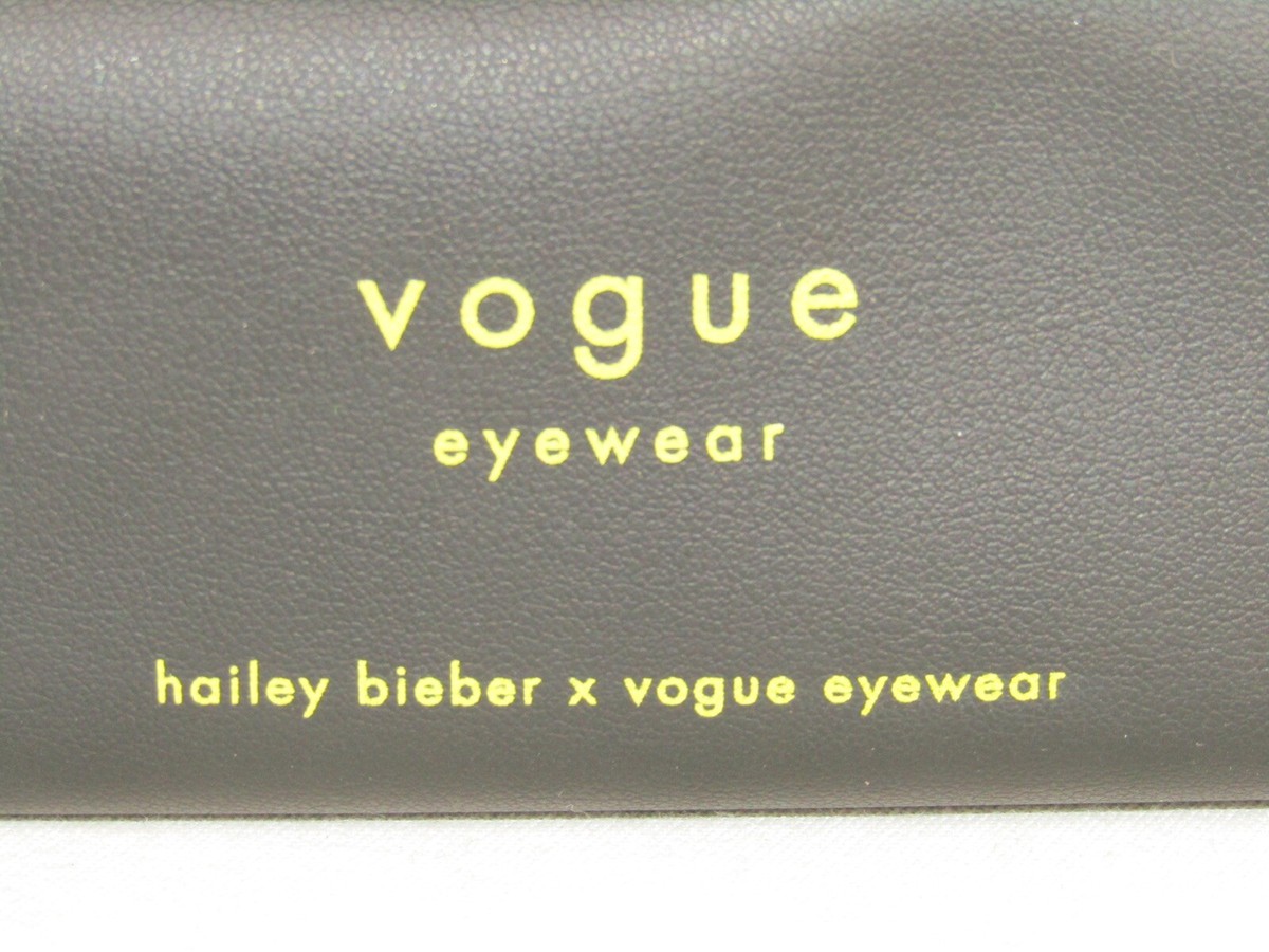 Hailey Bieber x Vogue Eyewear Sunglasses Case-Black w/Strap  display picture 1