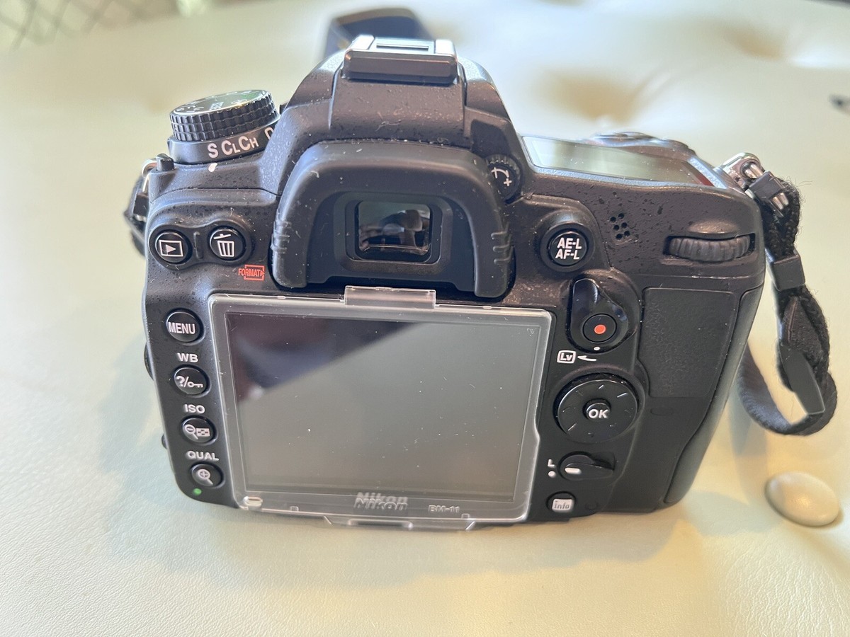 Nikon D7000 18-105 VR Kit AF-S DX Nikkor f/3.5-5.6 Digital SLR