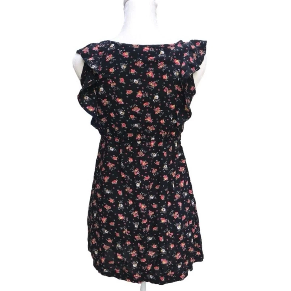 Vestido informal de manga corta con volantes florales negros Roxy Girl Foto 2 de 4