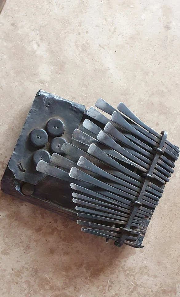 INSTRUMENTO MUSICAL MBIRA KALIMBA ANTIGUO Y HERMOSO Foto 2 de 4