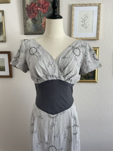Vtg 50s cotton Gray Blue Eyelet Lace Embroidered wiggle dress Nipped Waist 26” - Picture 3 of 10