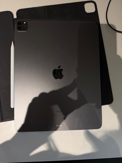 Apple iPad Pro 12.9-inch (4th generation) Apple pencil, Keyboard