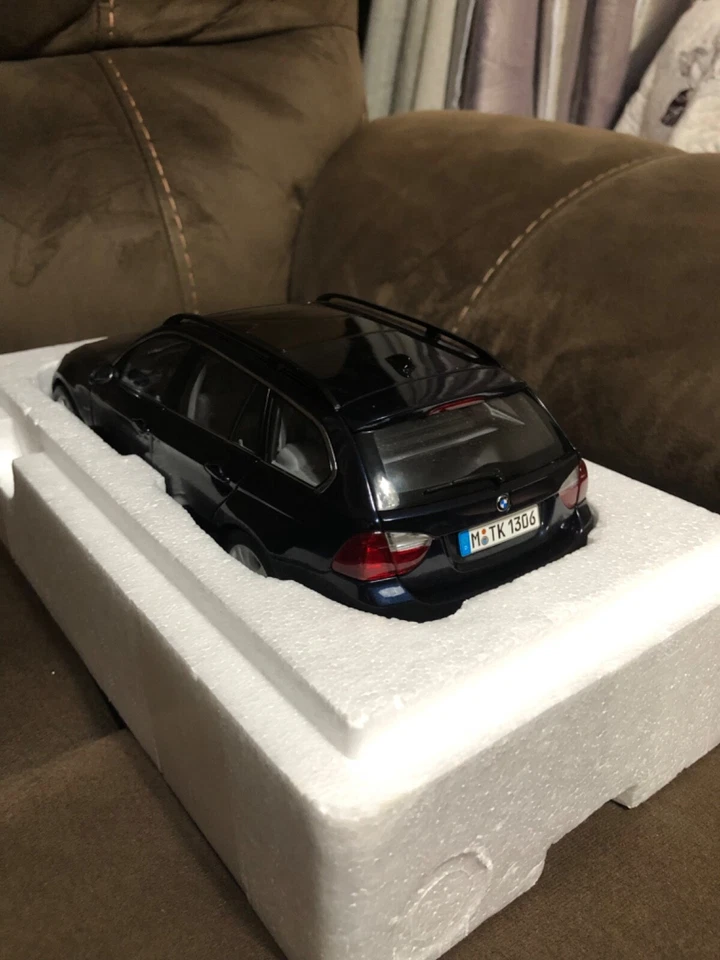 1/18 Kyosho 宝马 330i Touring 蓝色 全新带盒 压铸 状况完好 压铸 — 第 2/4 张图片