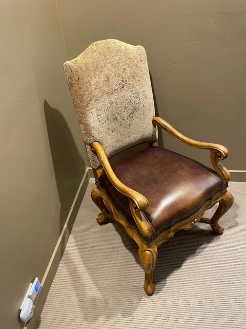 Silla de madera clara Thomasville Hills of Tuscany - Asiento de cuero - Respaldo de tela Foto 2 de 4