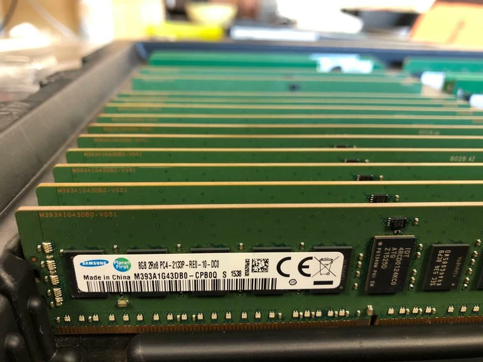 SAMSUNG 8GB PC4-17000P-R DDR4-2133P-R M393A1G43DB0-CPB0Q 2RX8 CL15 288 PIN - Image 2 of 2