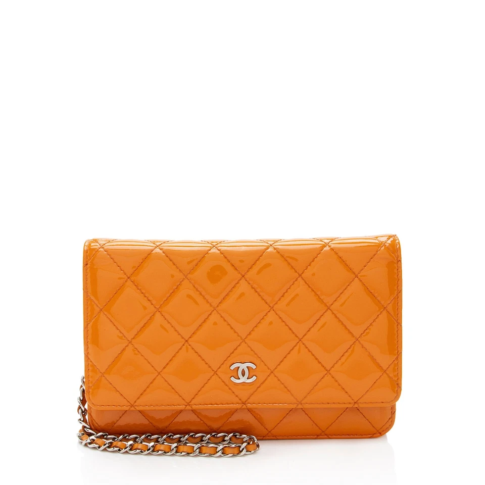 Carteira clássica de couro envernizado Chanel em corrente