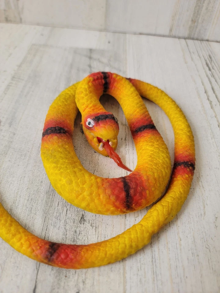 橡胶黄色红色蛇万圣节道具可怕装饰 — 第 2/4 张图片