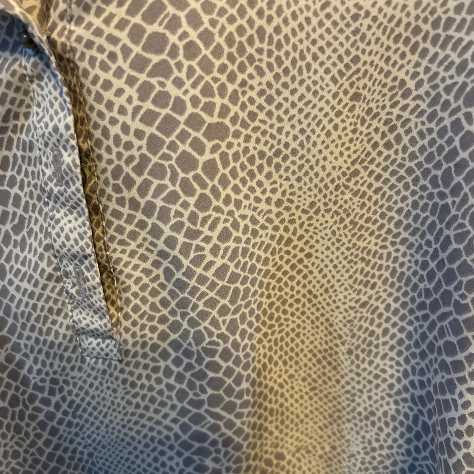 Blusa manga larga estampado serpiente con detalle de botones y cuello en V talla M Foto 3 de 4