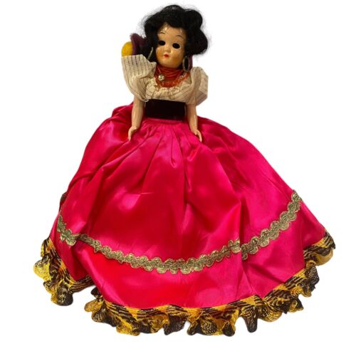 1940er 7 Zoll Mädchen Puppe schwarzes Haar schläfrige Augen rosagold gelb Kleid lila Kappe - Bild 1 von 12