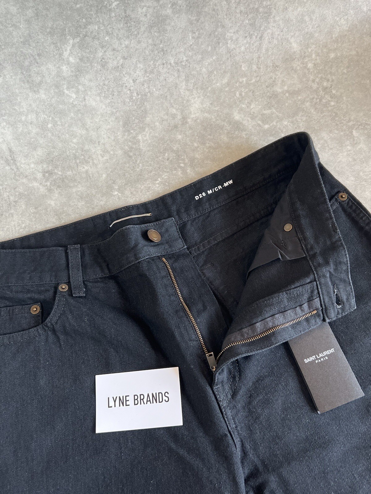 Fit carota Saint Laurent Jeans denim neri tagliati taglia W36 L28 prezzo disponibile £490