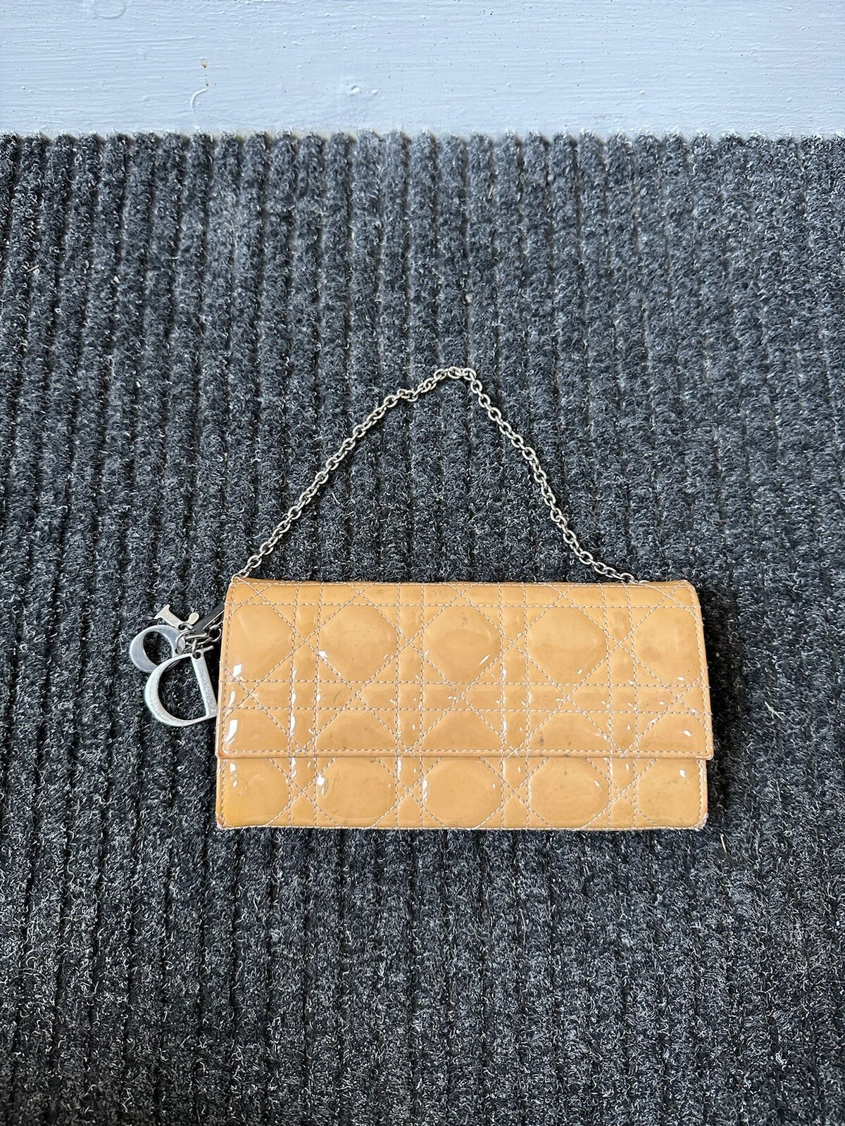 Portefeuille de rendez vous sur chaîne en cuir verni Dior beige cannage