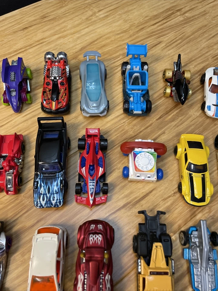 Lote de 30+ Coches Escala 1:64 Hot Wheels Matchbox Superman Fisher Price Shark Bus Foto 3 de 4