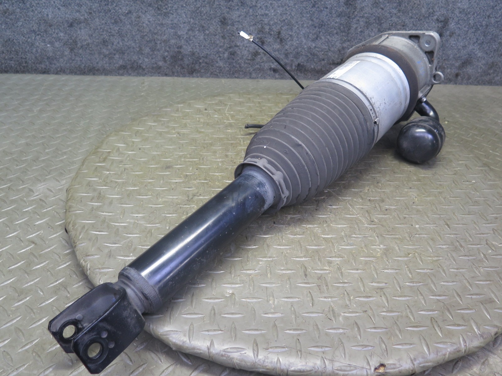 2006-2012 BENTLEY FLYING SPUR REAR LEFT SIDE AIR RIDE AIR SHOCK STRUT ABSORBER