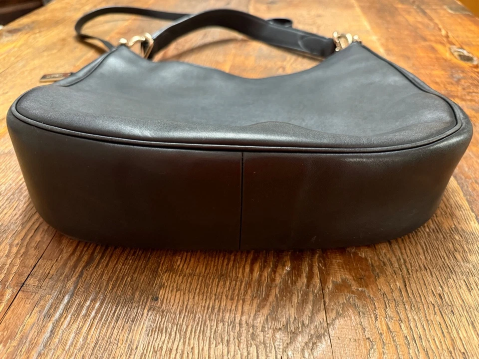 Bolso de Hombro COACH Nomad Hobo - Cuero Curtido Negro - Poco Uso - $495 Foto 4 de 4