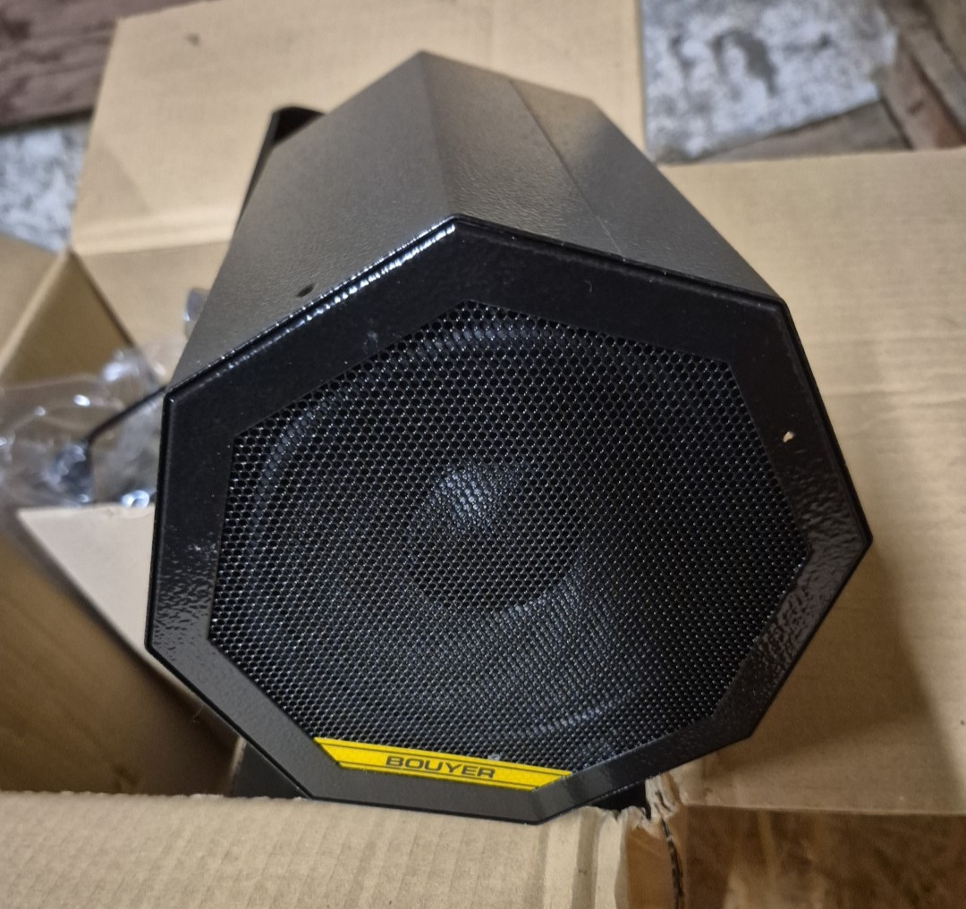 Enceinte Bouyer RB39B en métal, l'acoustique durable et élégante
