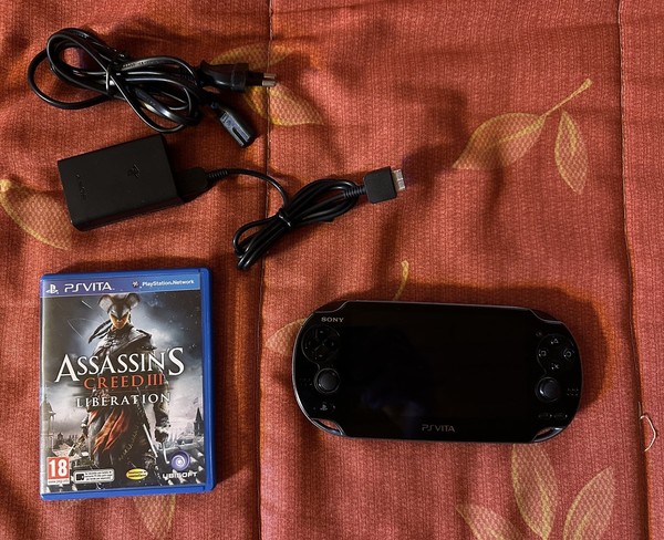 PS VITA FAT OLED + Tarjeta 4 Gb + Juego assassins + Cargador