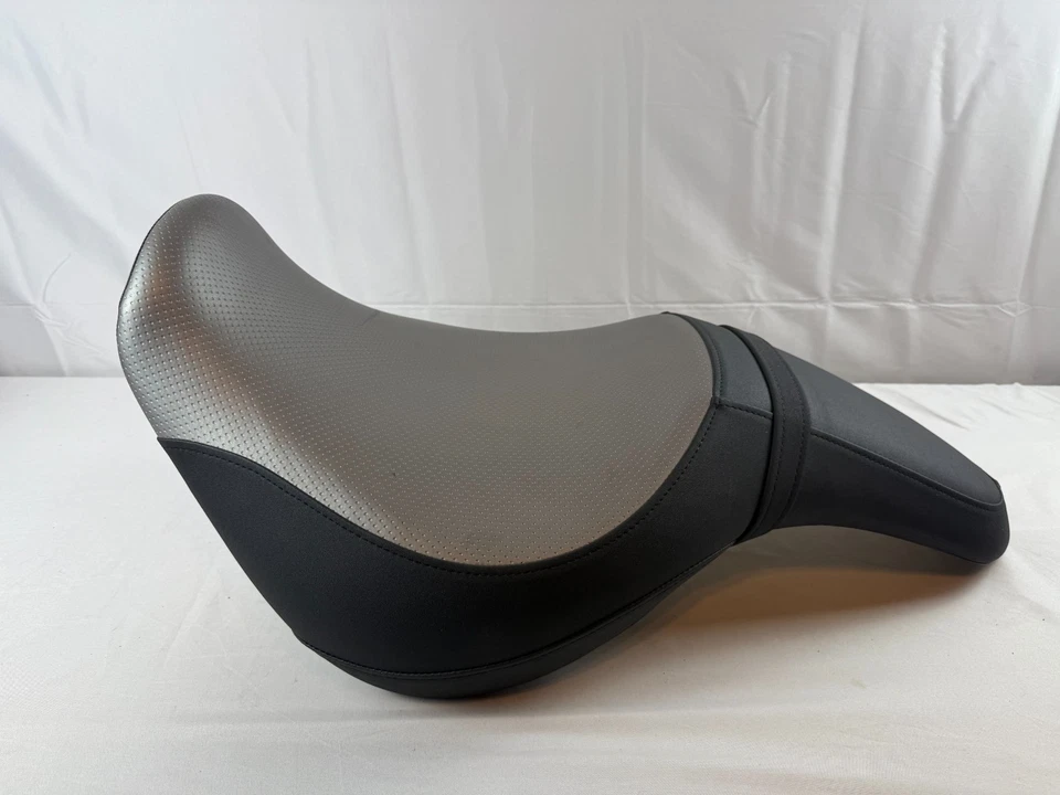 Asiento/sillín Kawasaki Vulcan 900 OEM 2007-2013 material de malla transpirable en muy buen estado+ Foto 2 de 4